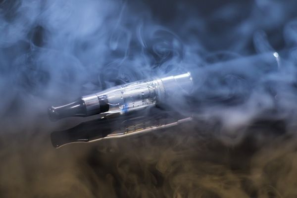 Wygoda i styl - dlaczego e-papierosy podbijają rynek?