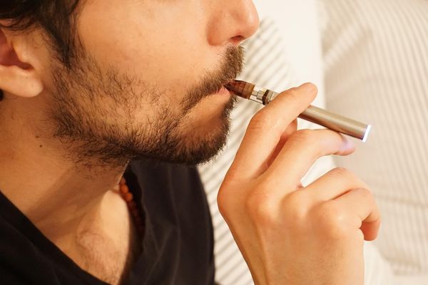 Jak wybrać idealny e-papieros? Poradnik dla początkujących